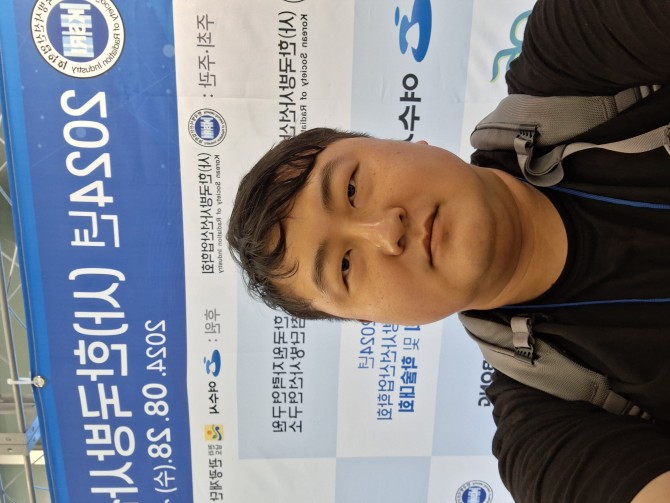 어색하고 굳은표정의 한컷 ㅋㅋ 사진이 익숙지 않아요